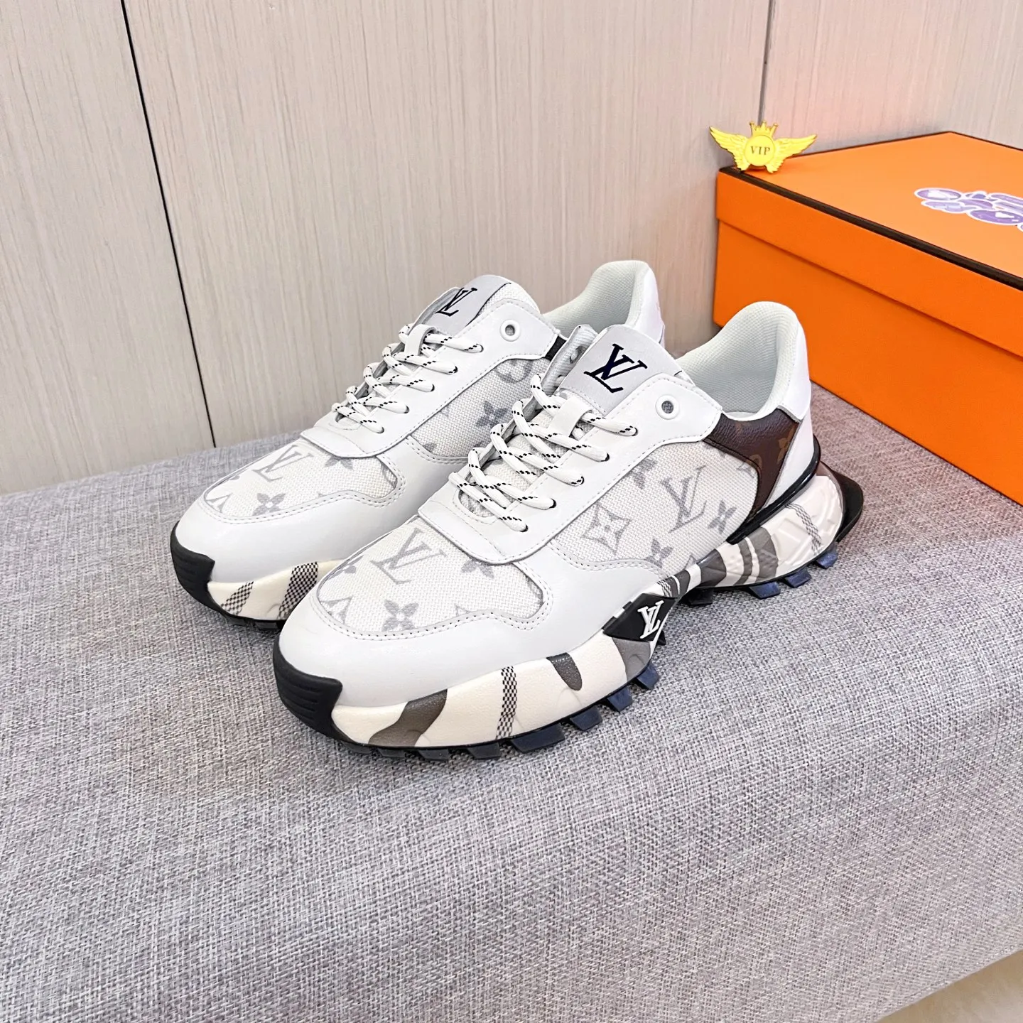 Men's shoes💰 460💰[LV]🔥Louis Vuitton, high-end men's shoes brand, official website 1:1 latest masterpiece: the upper is made of Italian imported first-layer cowhide with a comfortable and breathable lining➕original non-slip and wear-resistant outsole🔥, making walking more convenient and comfortable! An exclusive new model, a stunning work, a beautiful 1:1 replica [color] compared to the official quality! Create a fashionable personality to set off your uniqueness! A must-have for trendy men! Classic 🔥 Size: 38-44 Color: 🔥 2 colors available 🔥.